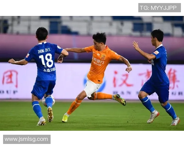 浙江卓尔迎战武汉球队全力争胜展现足球激情与团队精神